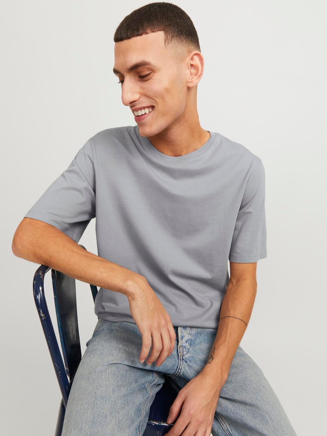 Gray t shirt and jeans online