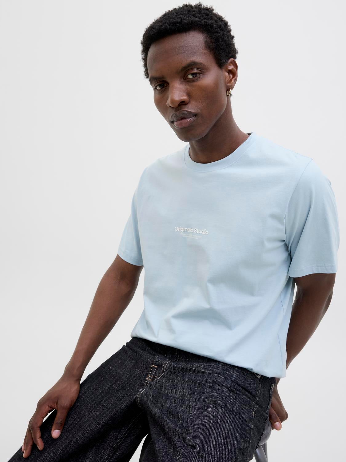 Tシャツ・カットソー   Men's Relaxed Fit Vertical Logo Short Sleeve T- Relaxed Fit Short Sleeve Graphic T-shirt - Black | Levi's® US