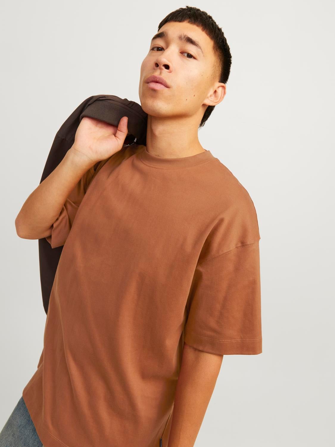 Wide Fit Urban Edge T-Shirt | Dark Brown | Jack & Jones®
