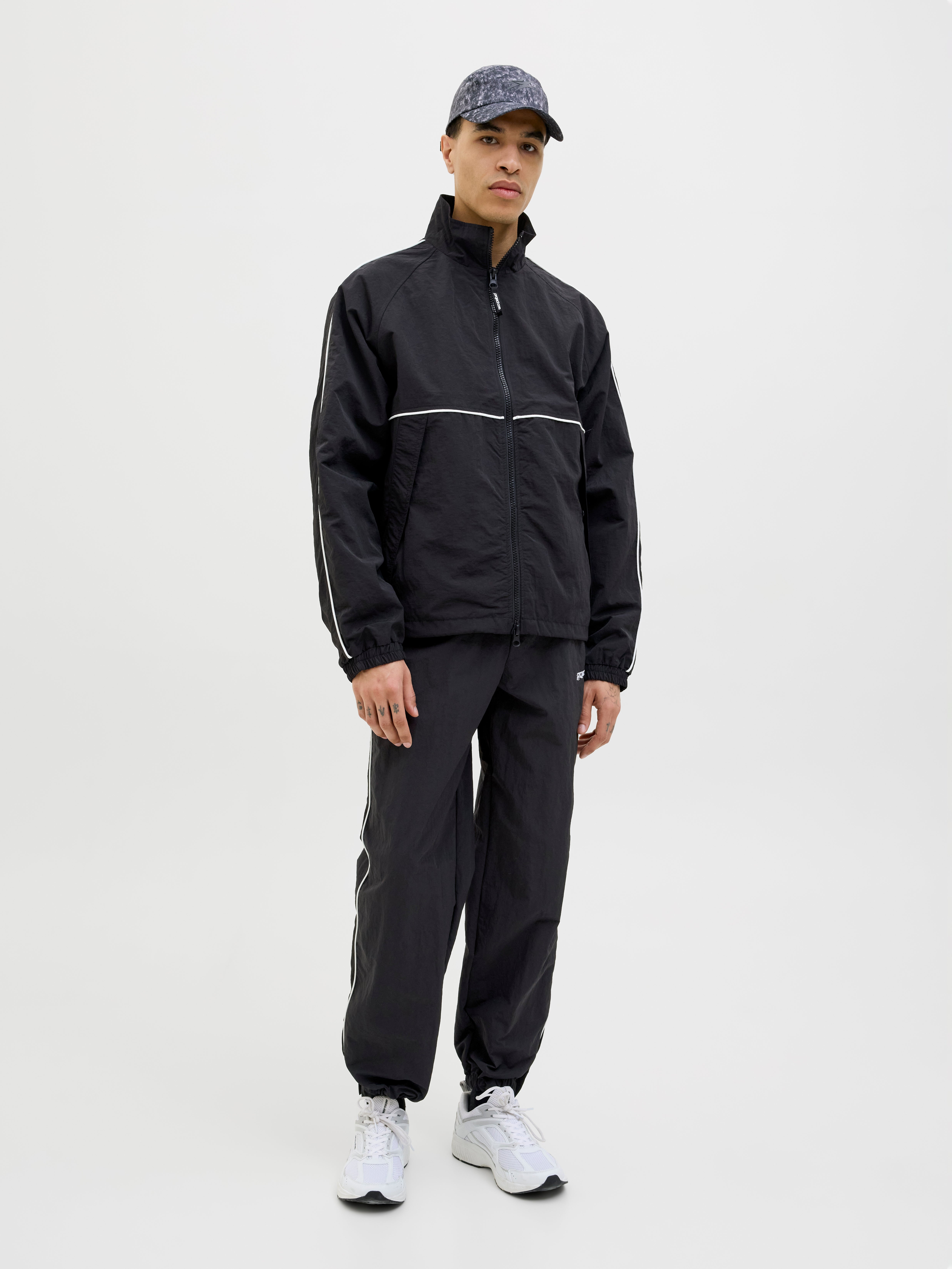 Loose Fit Joggers | Black | Jack & Jones®
